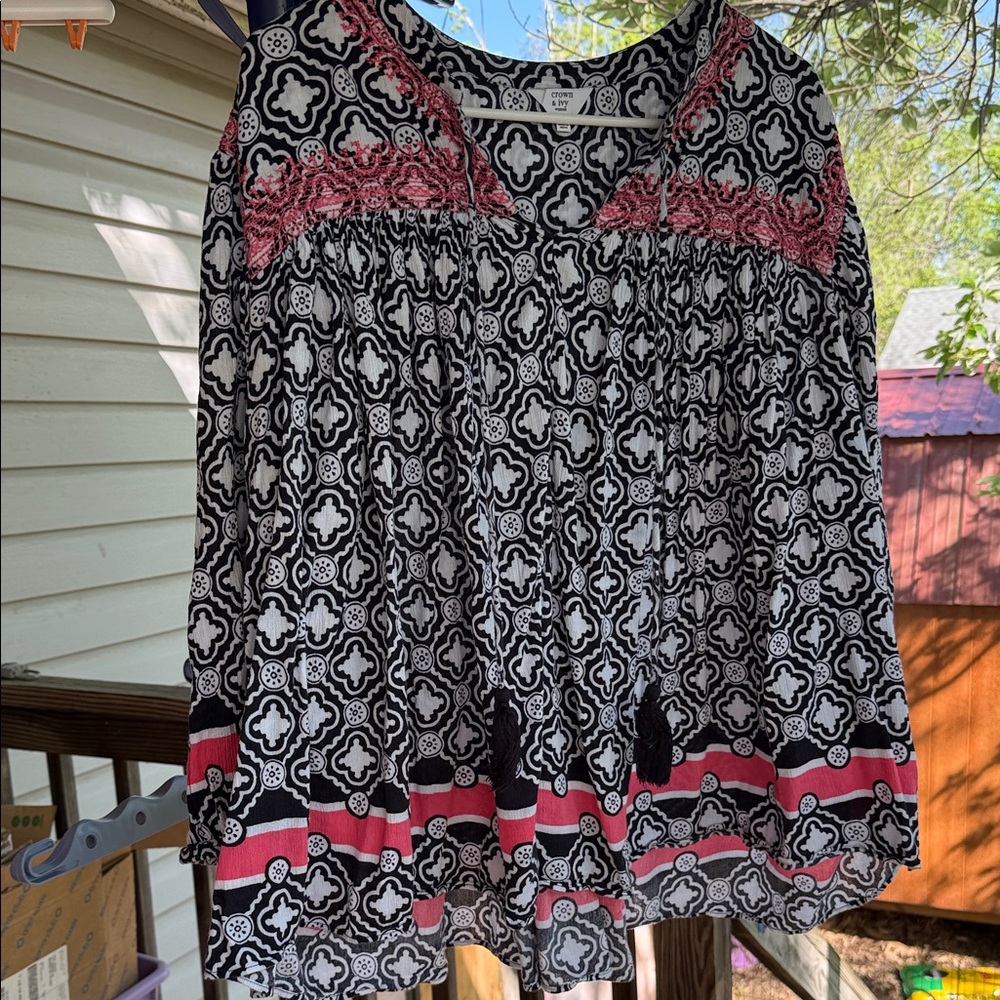 Crown & Ivy Women’s 2x  Black & White Patterned Peasant Top with Pink Accents